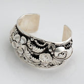 Elegant Flowered Bracelet