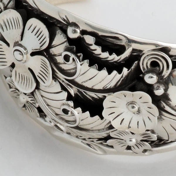 Elegant Flowered Bracelet