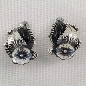 Flower Earring with Onix Stone